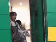 “女装大佬”进女厕被拦截要求做采访 网友吵翻天