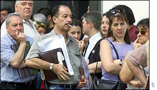 Argentines queue outside a bank 