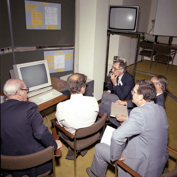 Computing Facilities Committee Visit :Peter Brown demonstrates Kent Software Tools, 
George Davies, Mike Hotchkiss, John Wooton, Doug Lewin 