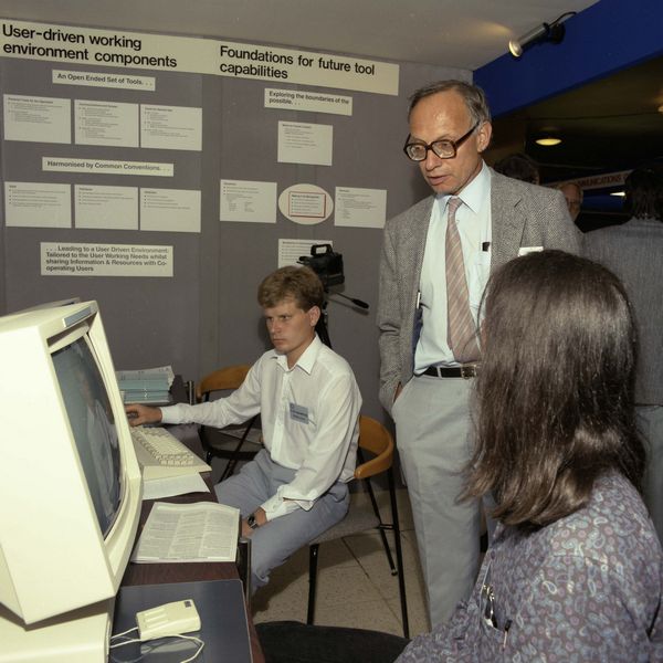 Alvey Conference, Manchester. Chris Crampton, Peter Kirstein, Crispin Goswell at the Informatics Stand, July 1987