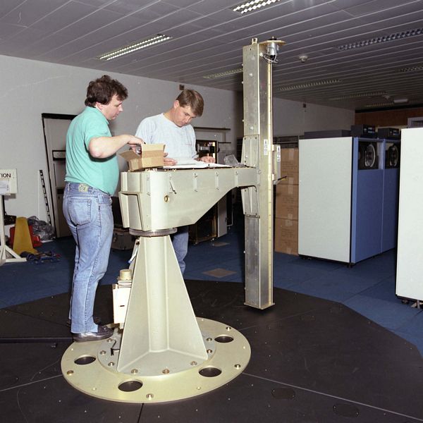 StorageTek personnel installing the Atlas ACS
