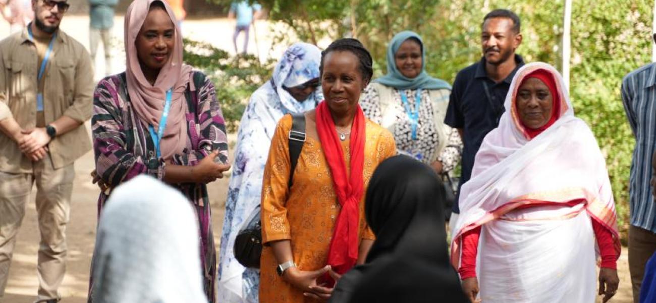 Clementine Nkweta-Salami, United Nations Resident and Humanitarian Coordinator Sudan (centre), visits Alhumaria school in Kassala, the Sudan.
