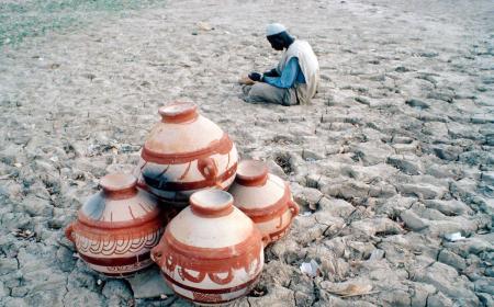 A bone-dry part of the River Niger at Mopti, a major town in the Sudano-Sahelian zone of Mali.