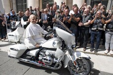 Papa sobe em moto que será leiloada em prol de crianças