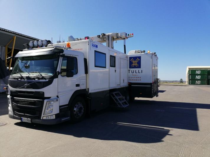 Mobile X-ray scanner vehicle