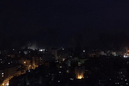 برنامج الأغذية العالمي يوزع مواد غذائية على النازحين المقيمين في إحدى المدارس في غزة