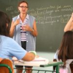 Fotografia de uma professora e intérprete em sala de aula
