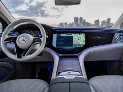 自動車のハンドルとダッシュボード。