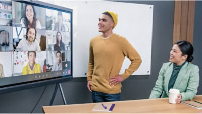 شخصان يحضران اجتماع فيديو Microsoft Teams