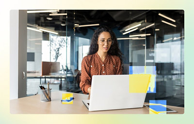 Une femme assise à un bureau utilisant un ordinateur portable.