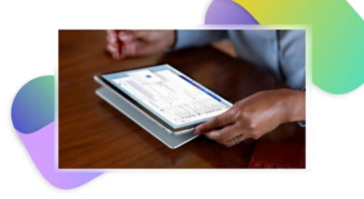 Tablet se zobrazenou konverzací v Teams