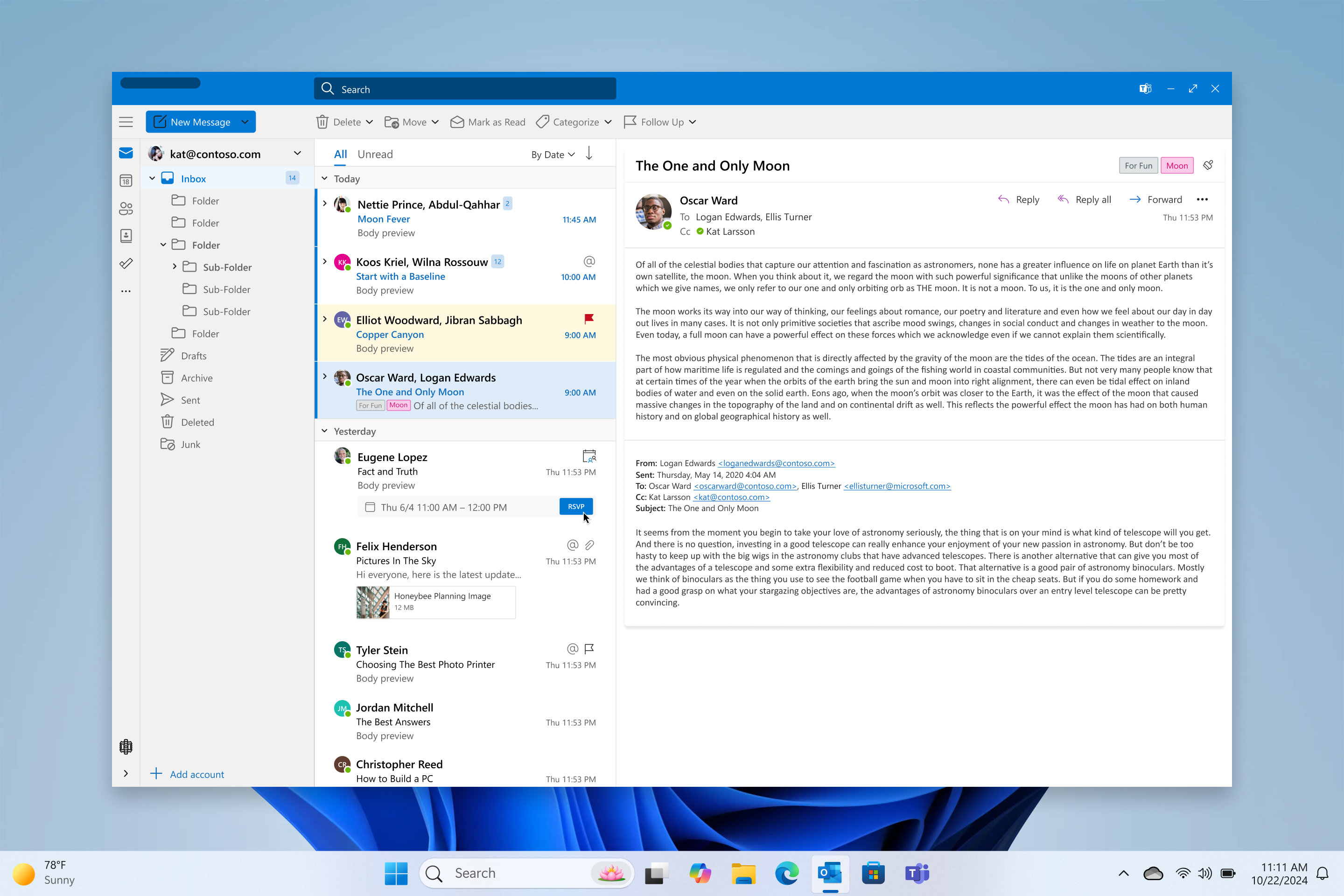Microsoft Outlook åben på en computerskærm