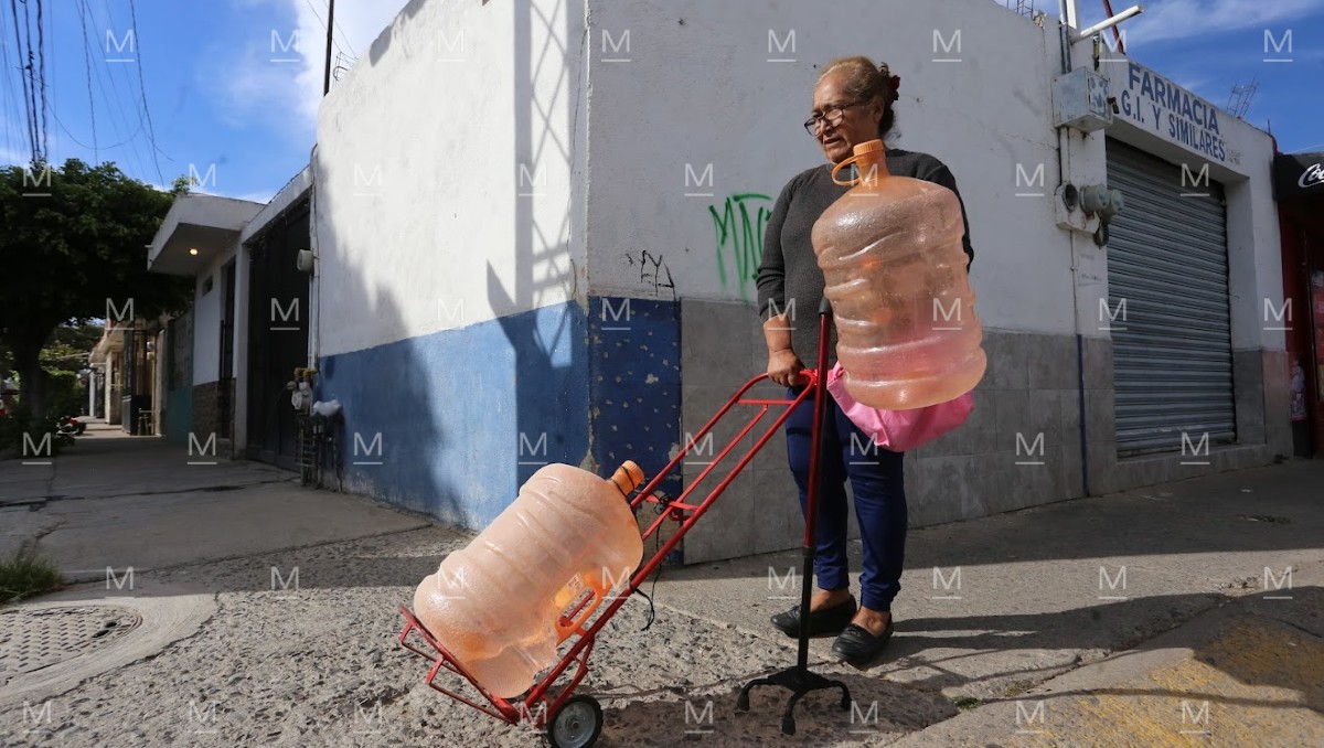 Vecinos de la zona oriente de León han tenido que tomar otras medidas para poder tener acceso al vital líquido. | Dany Béjar.