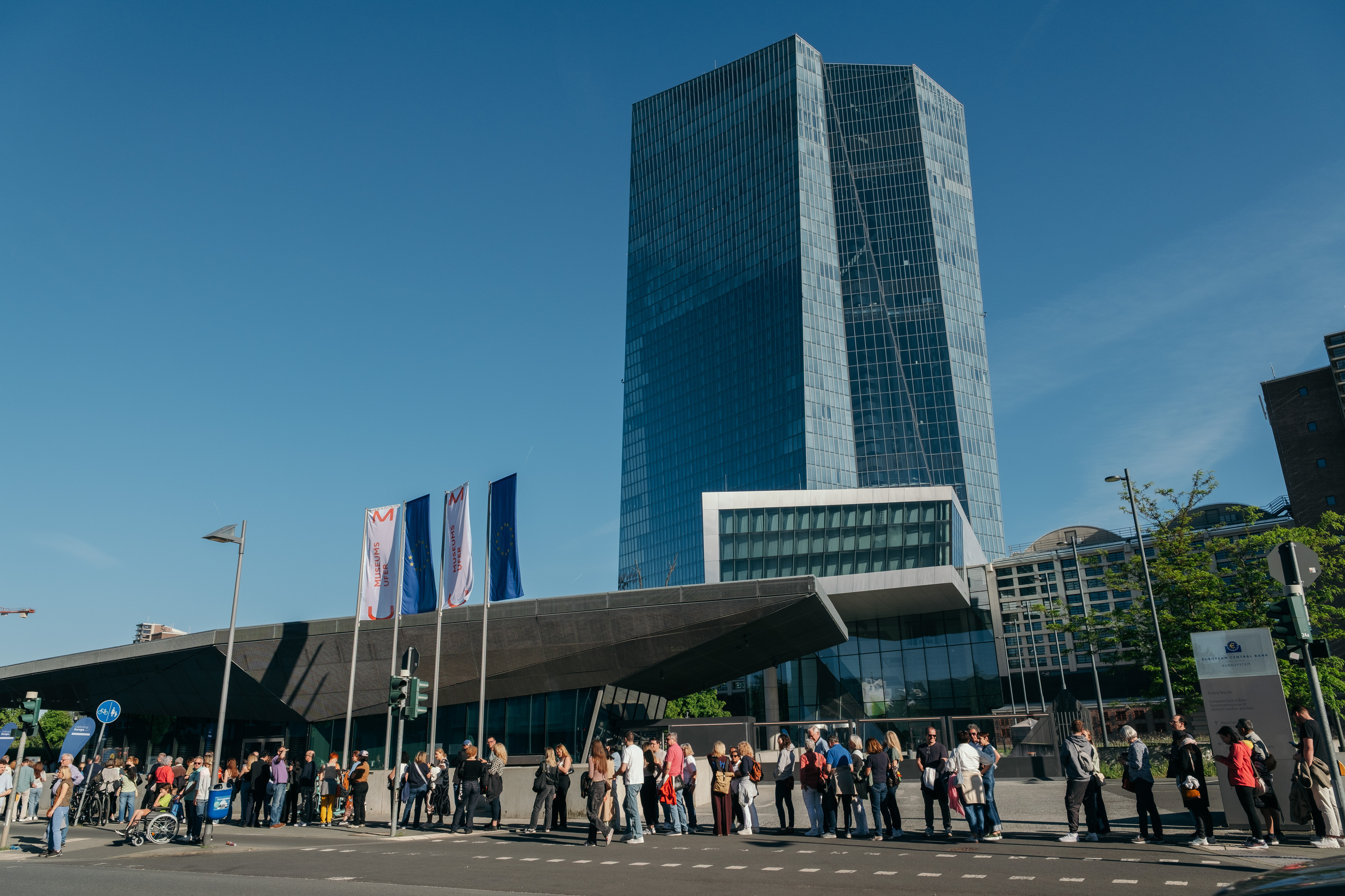 Visitantes que entran en el edificio del BCE