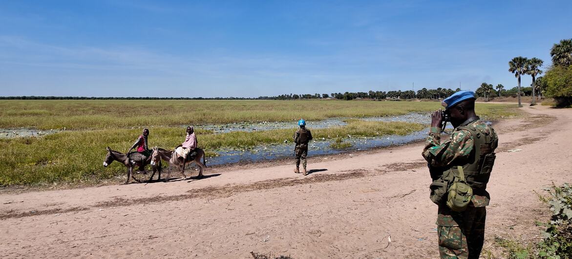 UN News/Alban Mendes de Leon MINUSCA troops survey Central African Republic’s open border with Sudan. Villagers move back and forth freely – by foot, on the back of a donkey, or with cattle. Armed men cross, too.

