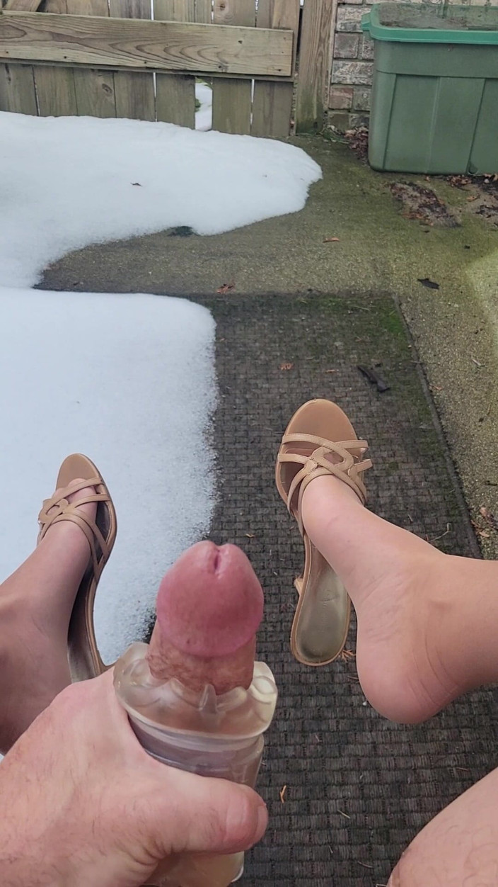 Feet Lover: Noszenie nylonów i obcasów na zewnątrz jacking off