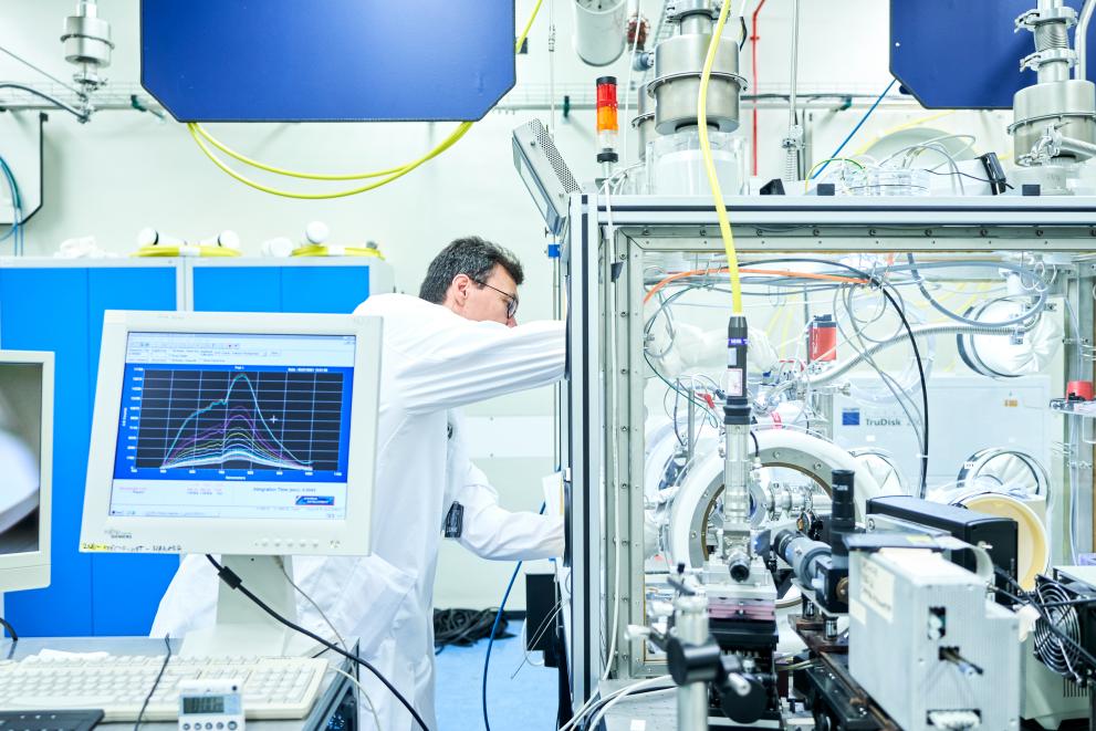 Preparation of a laser-heating experiment inside a glovebox for the safe handling of nuclear materials.