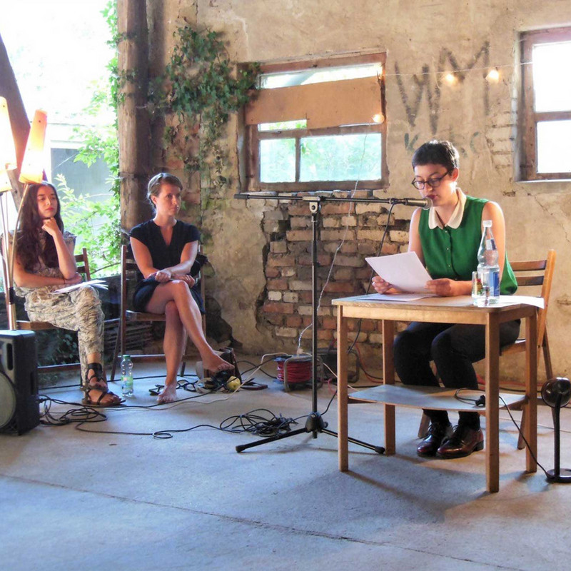 Das Bild zeigt eine Künstlerin bei einer Lesung in der Künstlerstadt Kalbe.