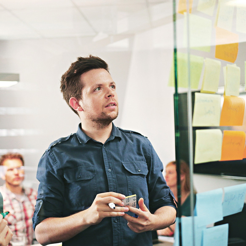 Das Bild zeigt ein Meeting bei Mercateo.