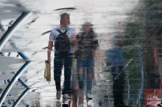 穿越传统与时尚 感受成都“混搭风”