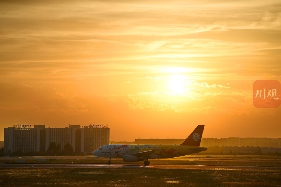 太美了！成都晚霞下的双流机场与幺妹峰同框