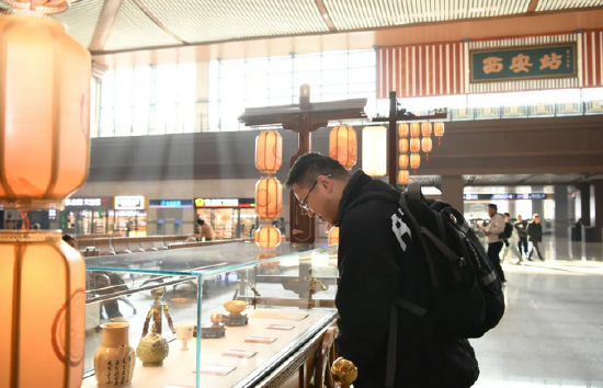 西安站把盛唐12坊搬进候车厅