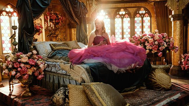 © ORF/Constantin Film/Gordon Timpen Jella Haase in einem reich geschmückten Schlafzimmer eines Märchenschlosses, zwischen riesigen Blumensträußen sitzt sie in einem rosaroten Kleid auf ihrem Bett