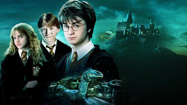 © ORF/Warner Bros. Hermine Granger, Ron Weasley und Harry Potter in den Uniformen ihrer Zauberschule, im Hintergrund Auto, das Richtung Hogwarts fliegt