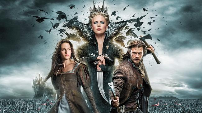 © ORF/Universal Charlize Theron als Ravenna in einem schwarzen Kleid mit Krone, vor ihr Kristen Stewart als Snow White in braunem Kleid und Chris Hemsworth als Huntsman mit Axt, hinter ihnen fliegen Krähen über ein Schlachtfeld