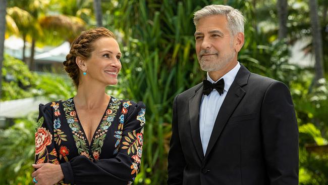 © ORF/Universal Julia Roberts als Georgia Cotton in einem schwarzen Kleid mit bunten floralen Apllikationen und George Clooney als David Cotton im eleganten Smoking, freundlich lächelnd stehen die beiden nebeneinander