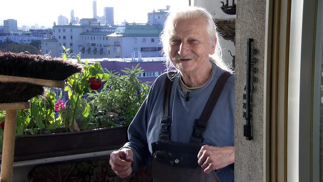 © ORF Herr Gottfried mit einem Lächeln im Gesicht auf seinem Balkon