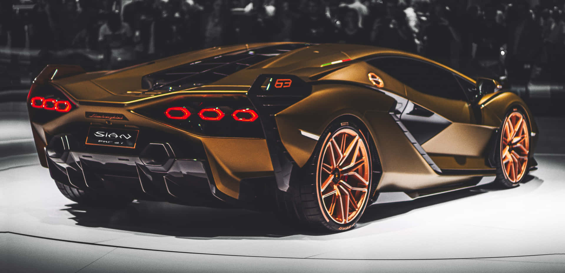 Uncoche Deportivo Dorado Está En Exhibición En Una Exposición De Autos.