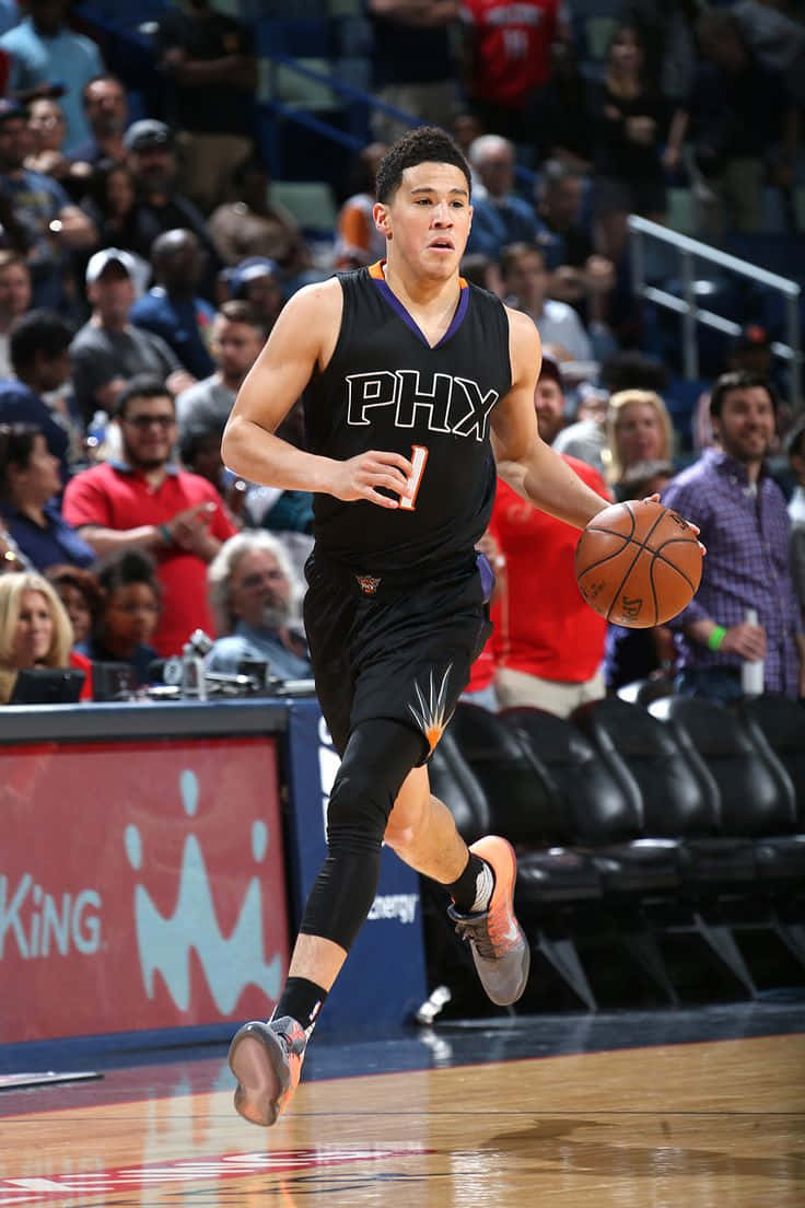 Wallpaperphoenix Suns Skyttevakt Devin Booker Visar Upp Sin Nya Iphone Bakgrundsbild. Wallpaper