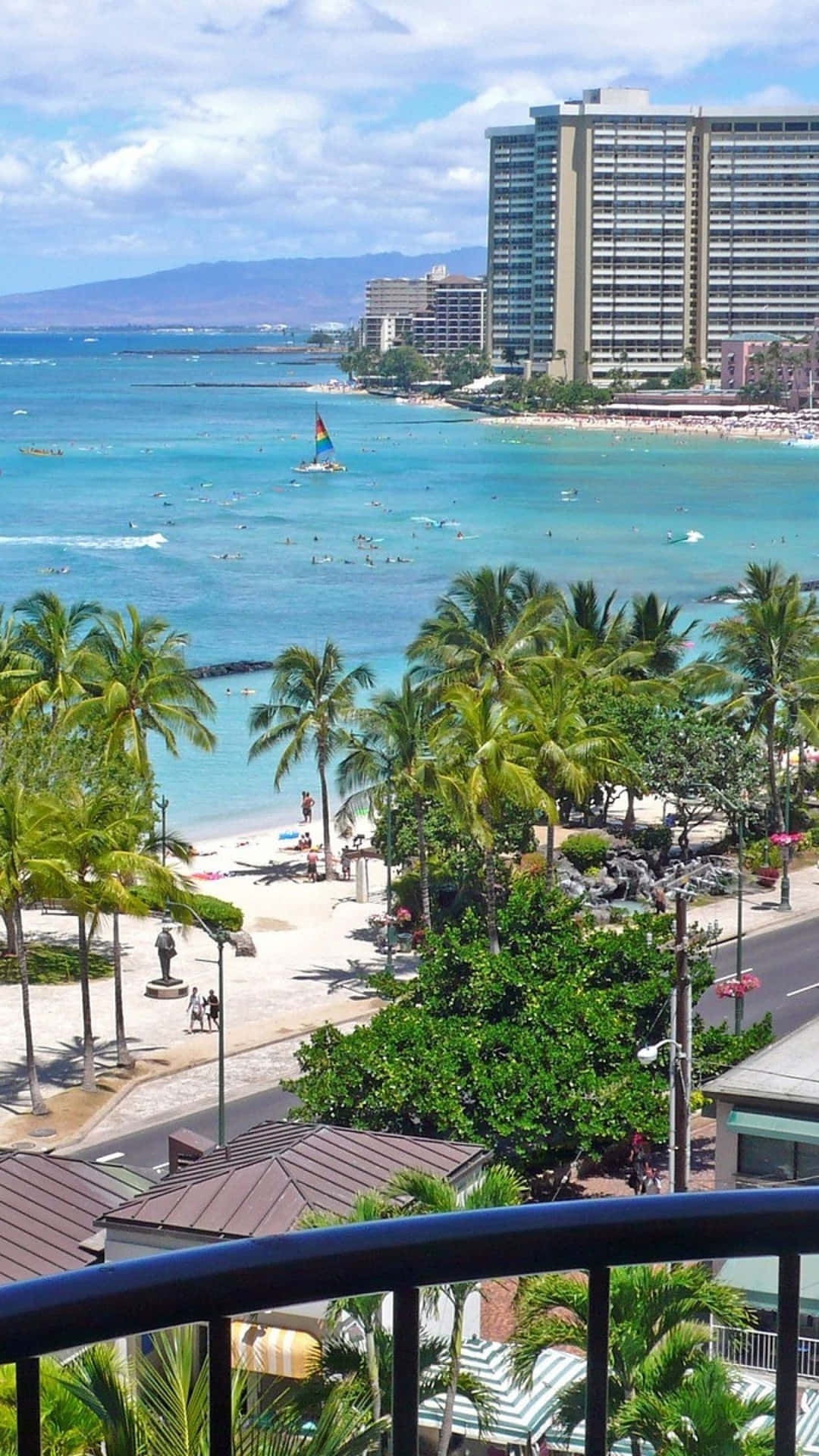 En balkon med udsigt over havet og stranden. Wallpaper