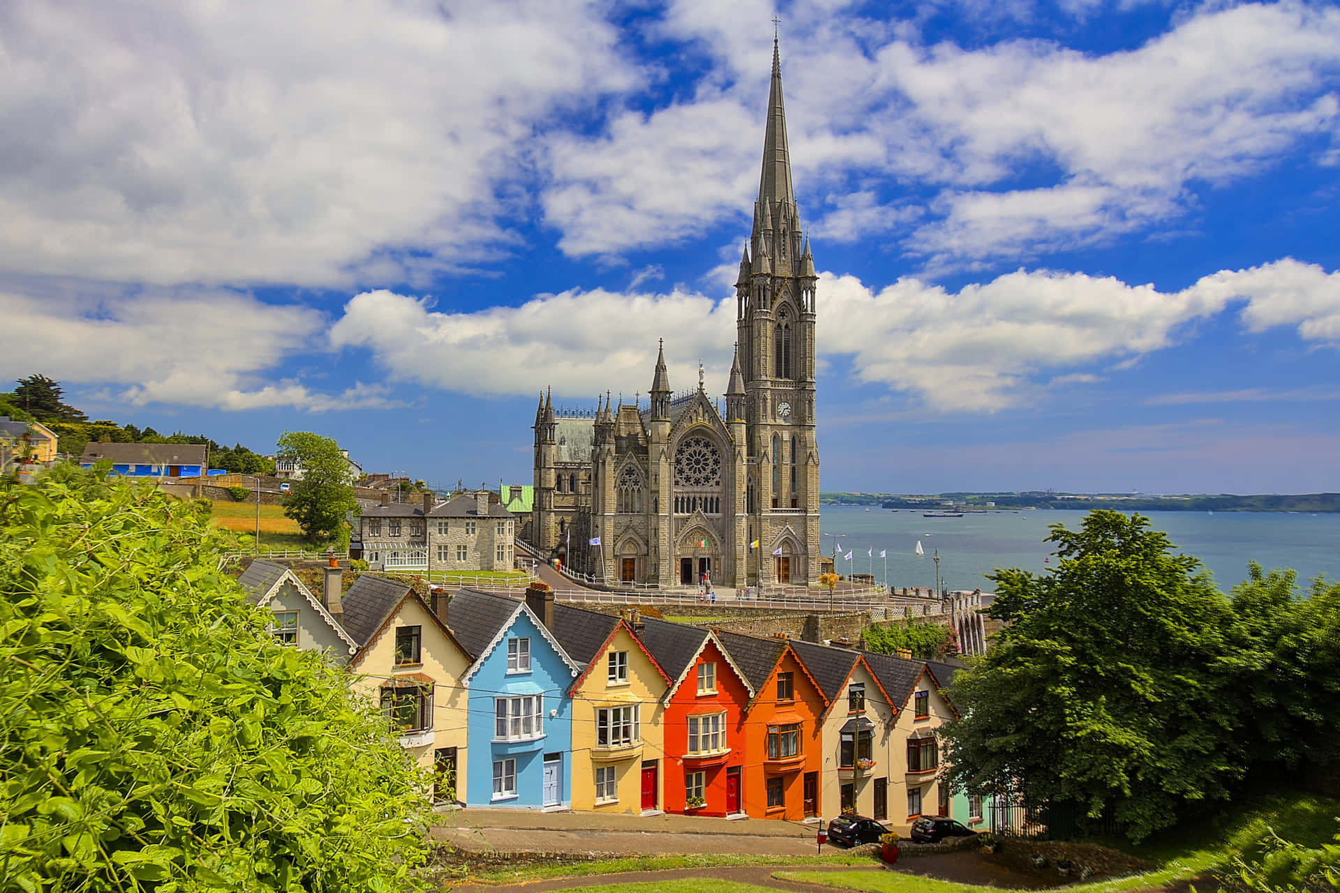Église Avec Des Maisons Colorées En Irlande Bureau Fond d'écran