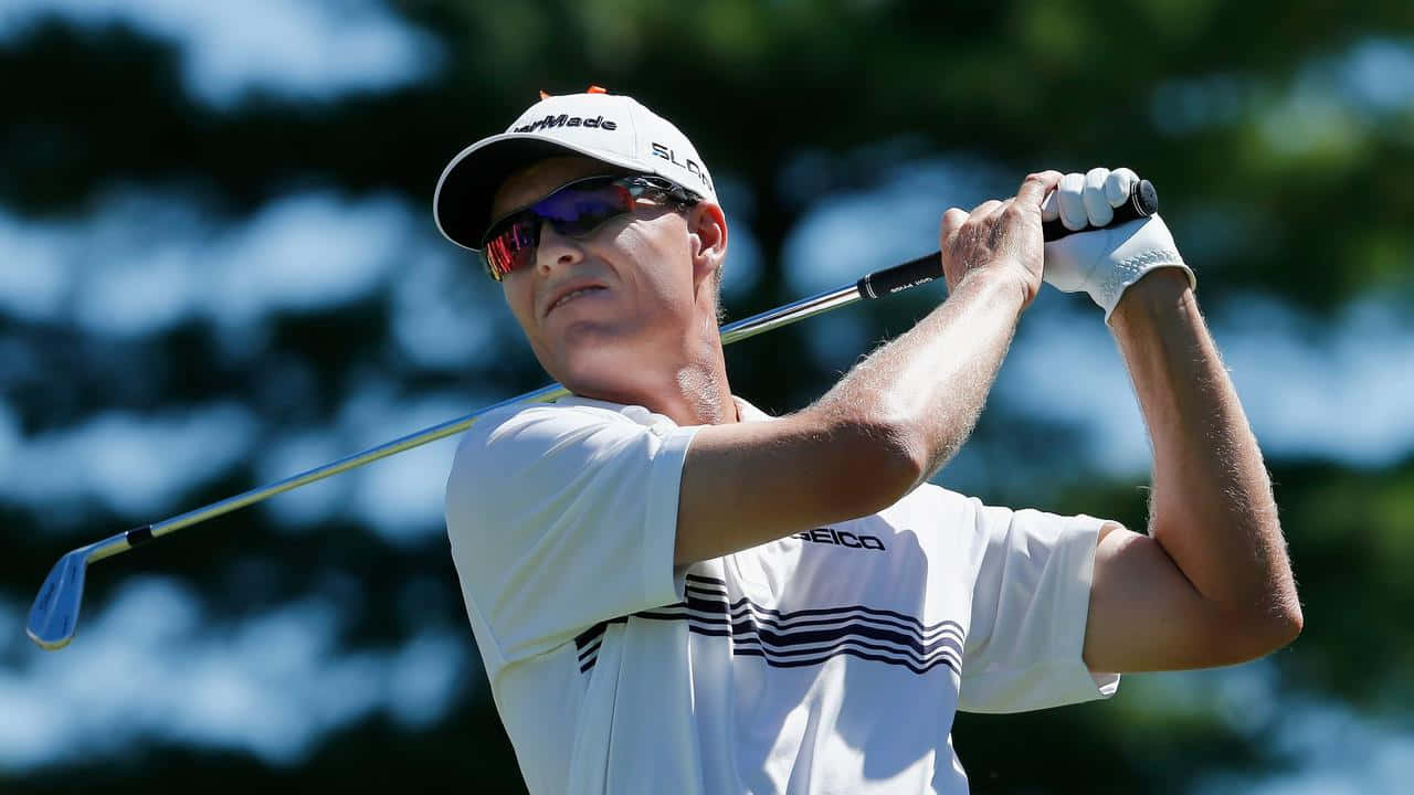 Johnsenden Después De La Postura Del Swing. Fondo de pantalla