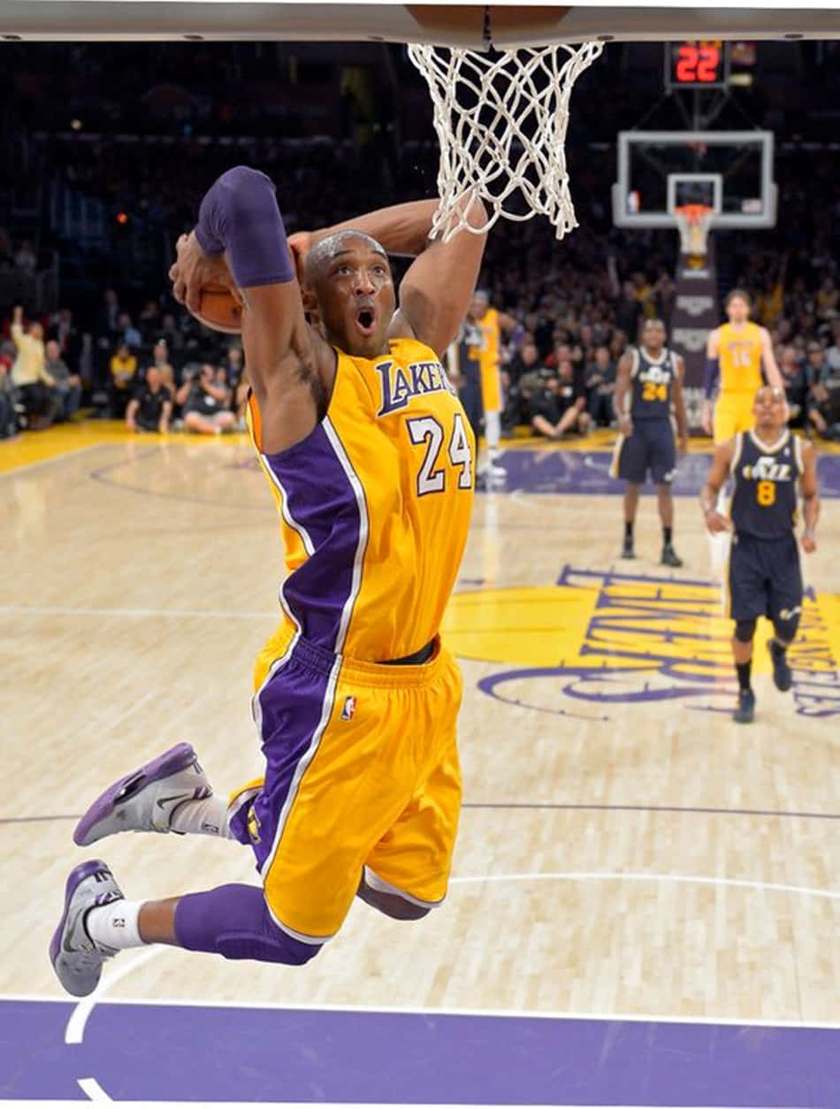 Afbeelding Kobe Bryant Slamt De Bal Door De Ring Achtergrond