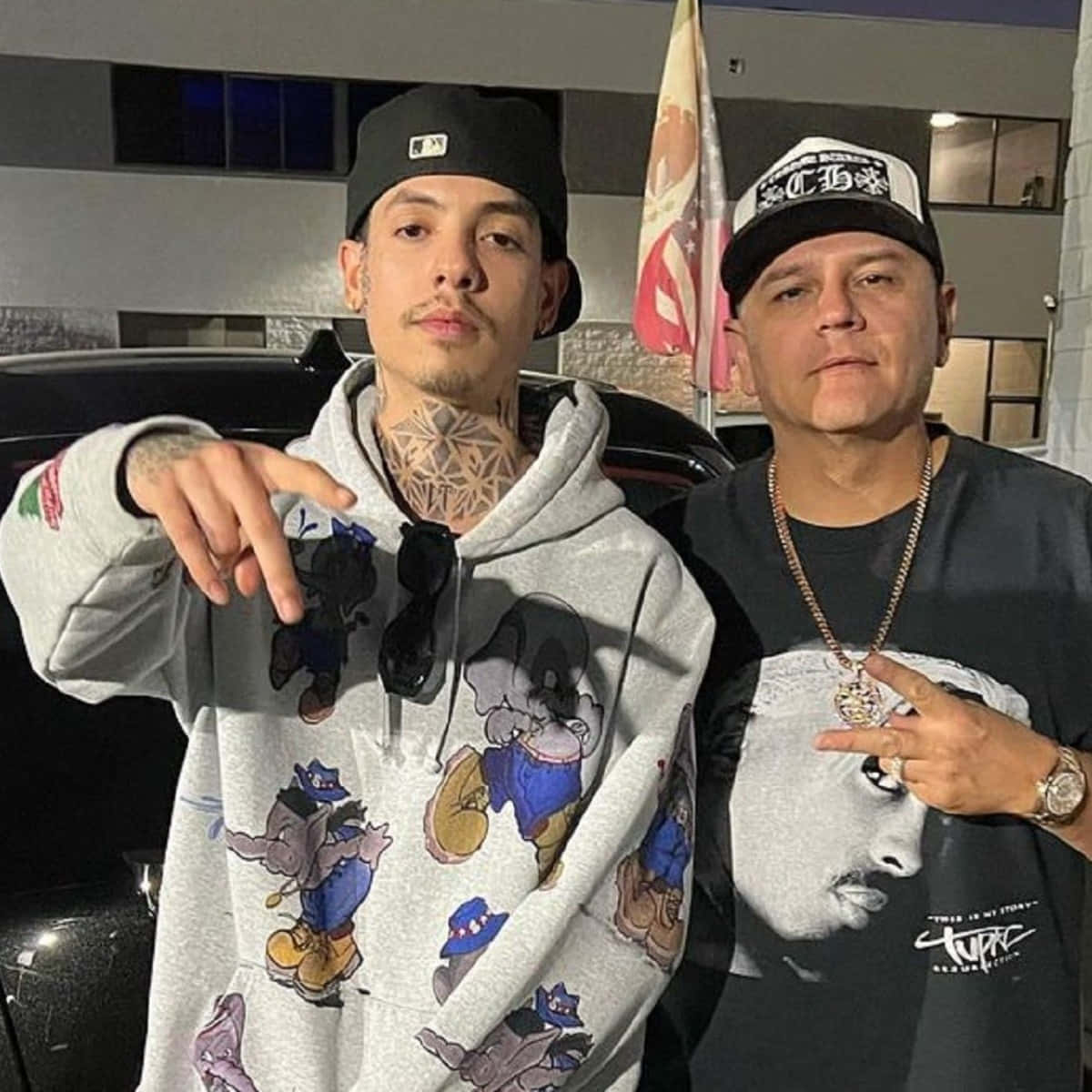 Twee Mannen Staan Naast Elkaar Met Een Hoodie Aan Achtergrond