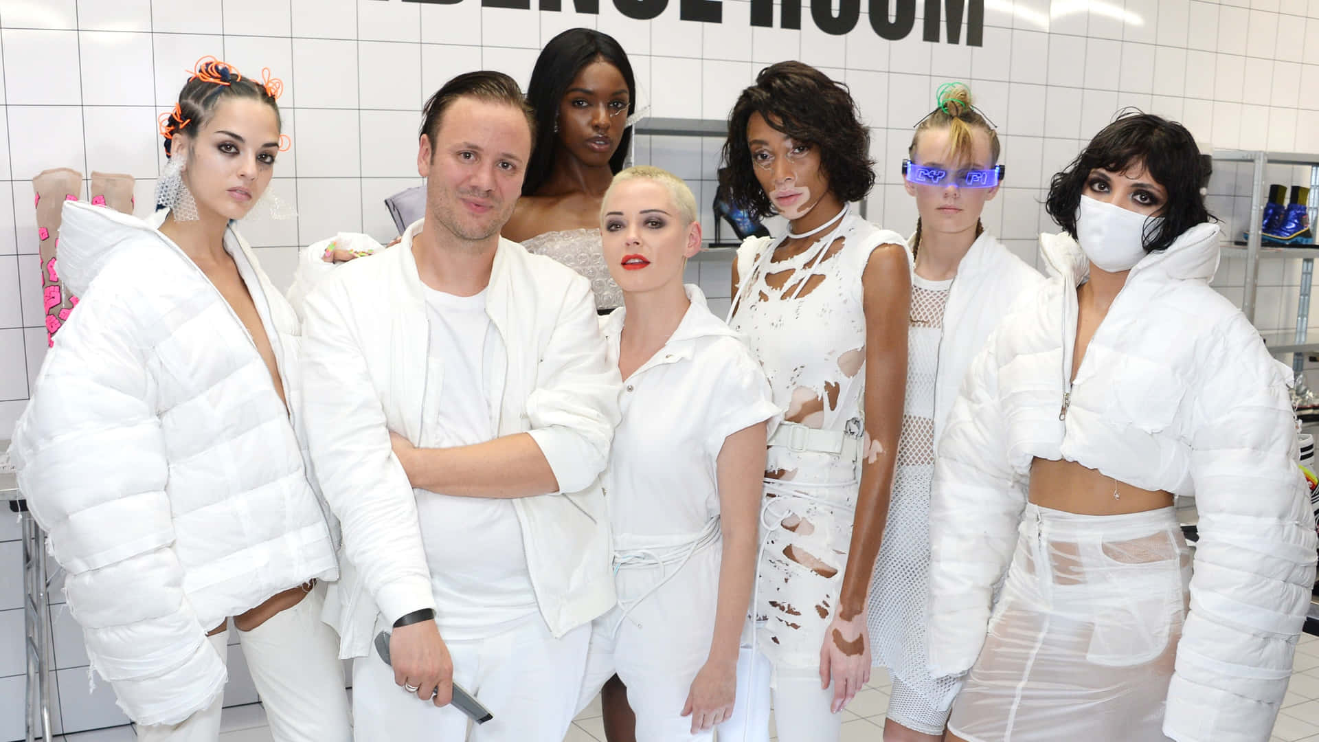 Nicholas Kirkwood Avec Des Modèles De Mode Fond d'écran