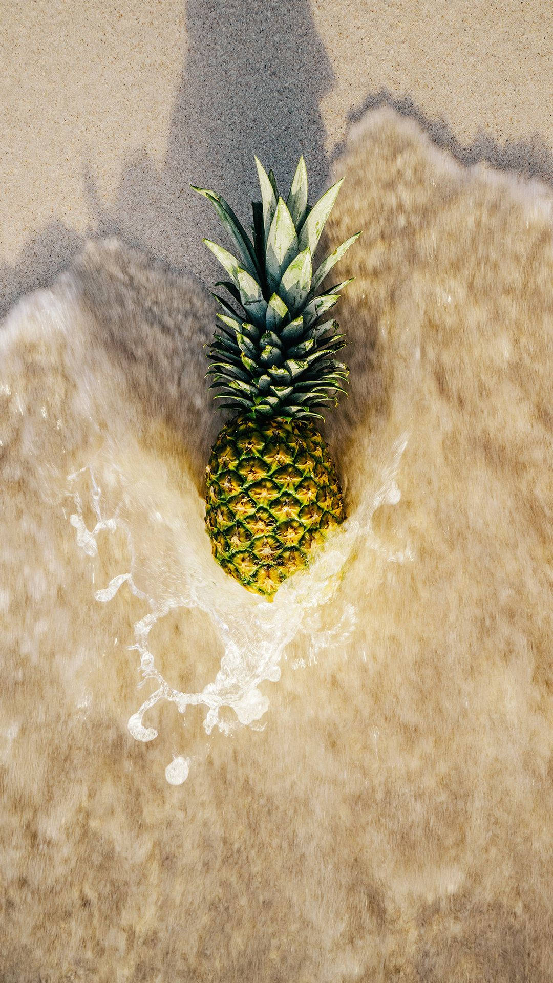 Enananas Som Badar I Skimrande Havsvågor. Wallpaper