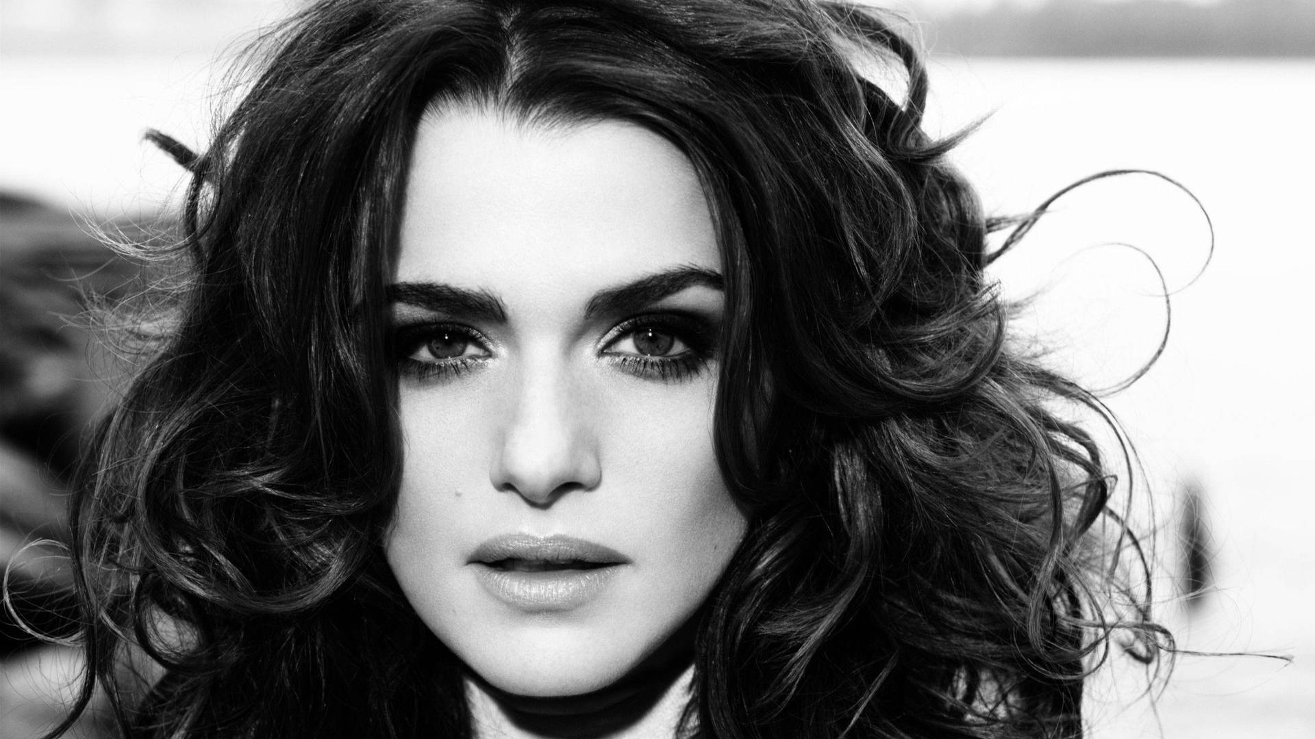 Rachel Weisz Zwart Haar Fotoshoot Achtergrond
