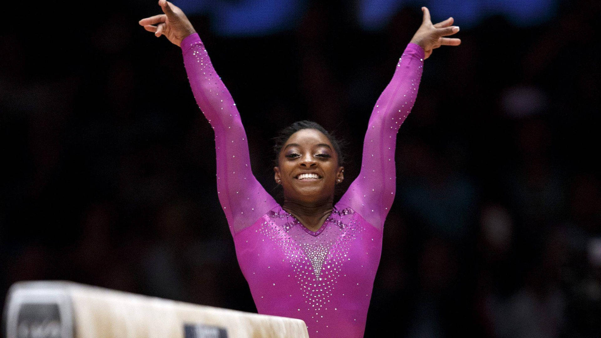 Simonebiles Na Posição Final Da Trave De Equilíbrio. Papel de Parede