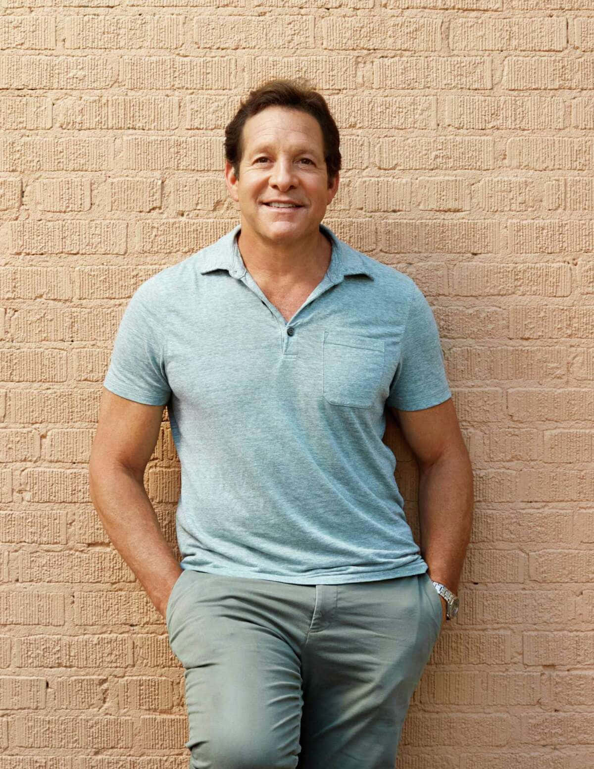 Actorsteve Guttenberg Posando Fondo de pantalla