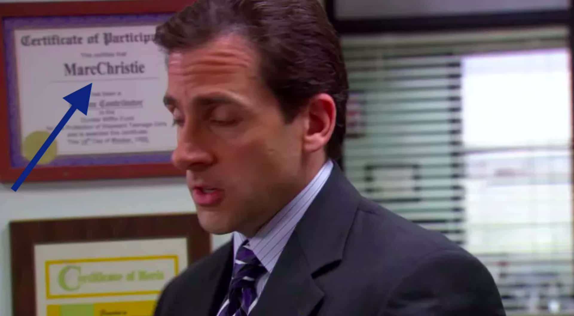 Baggrunden fra kontoret har et moderne bylandskab.