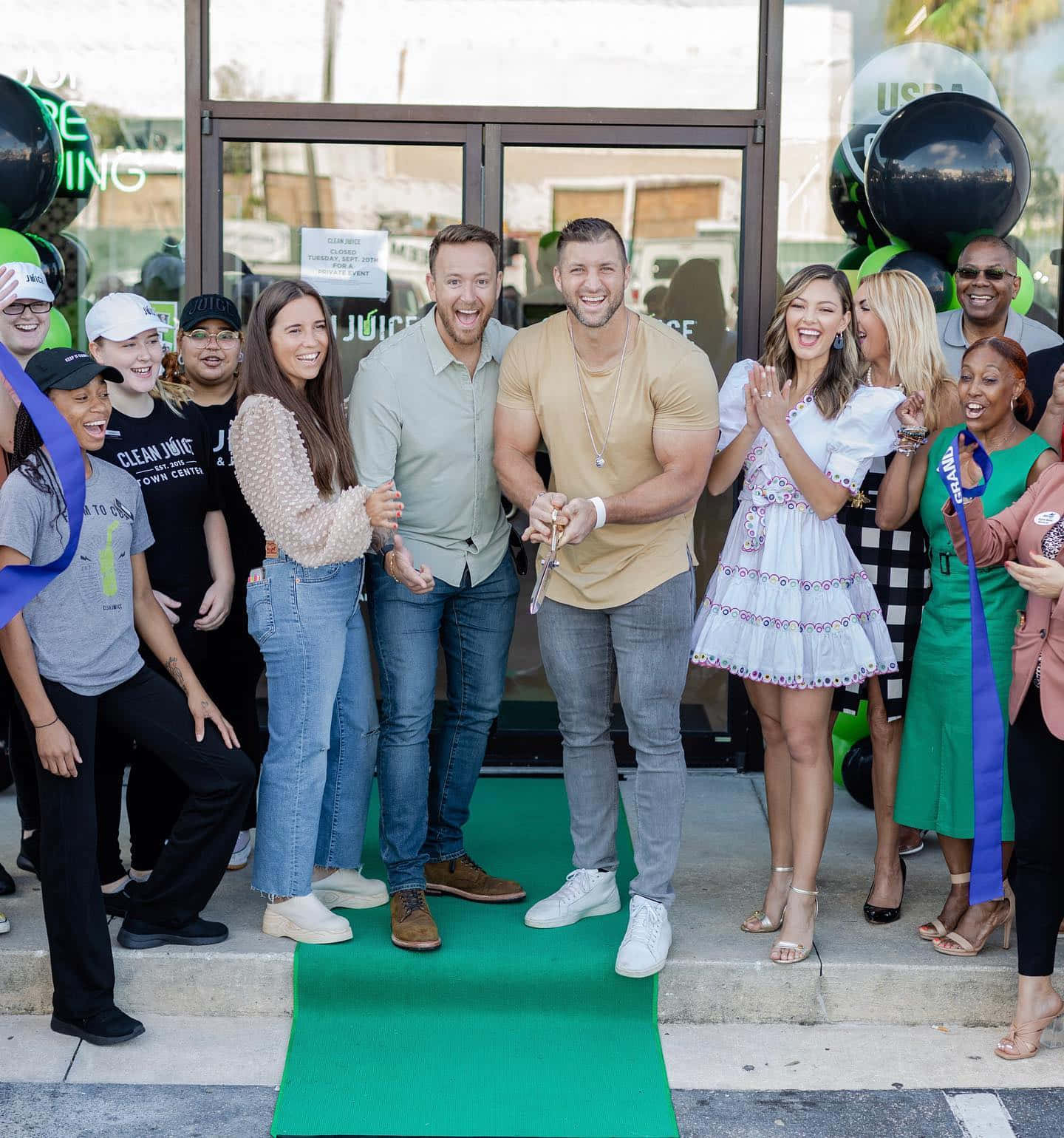 Bilde Av Tim Tebow Som Ber Om Veiledning På Fotballbanen Bakgrunnsbildet