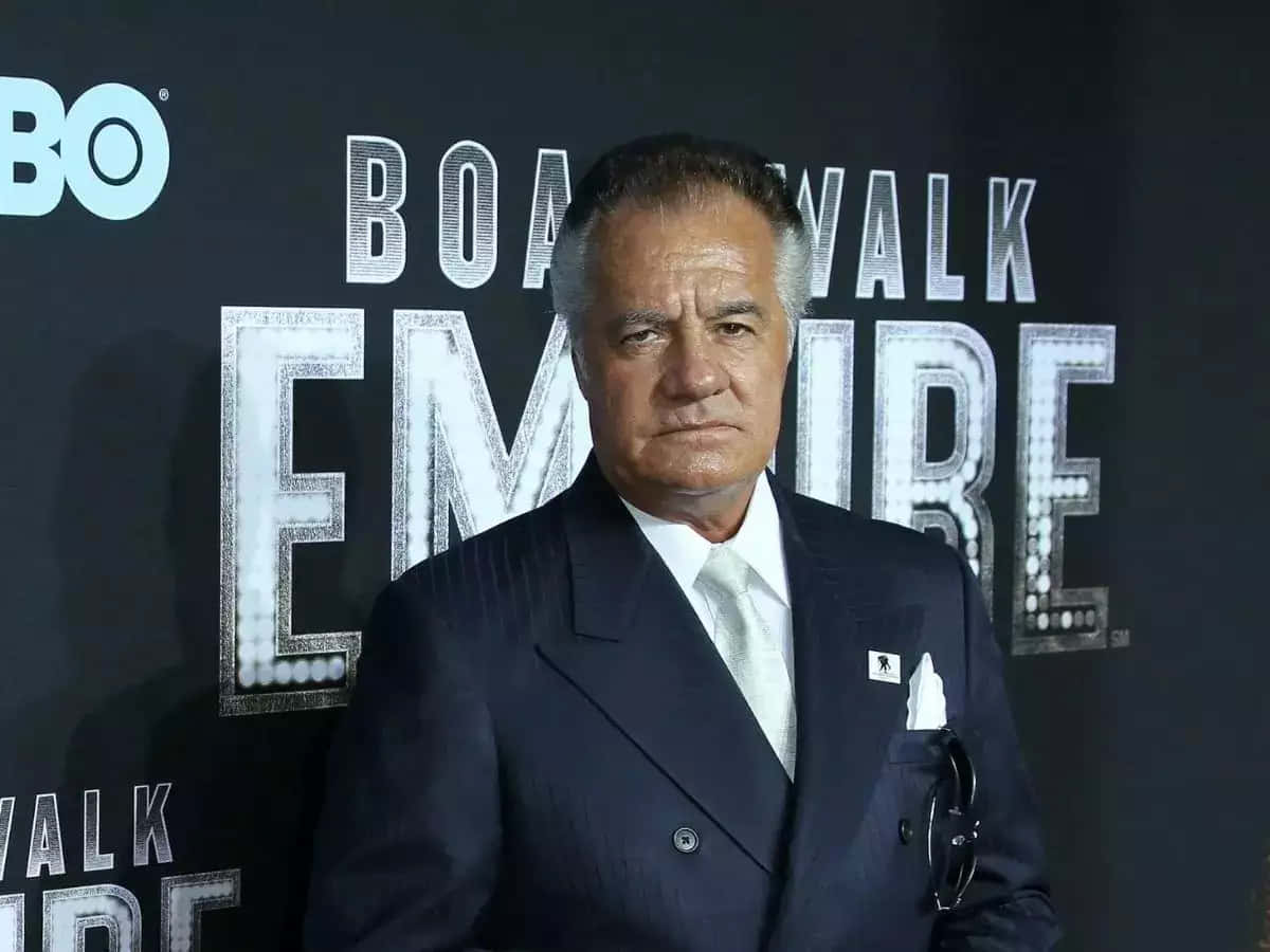 Tony Sirico Slår En Pose Bakgrunnsbildet