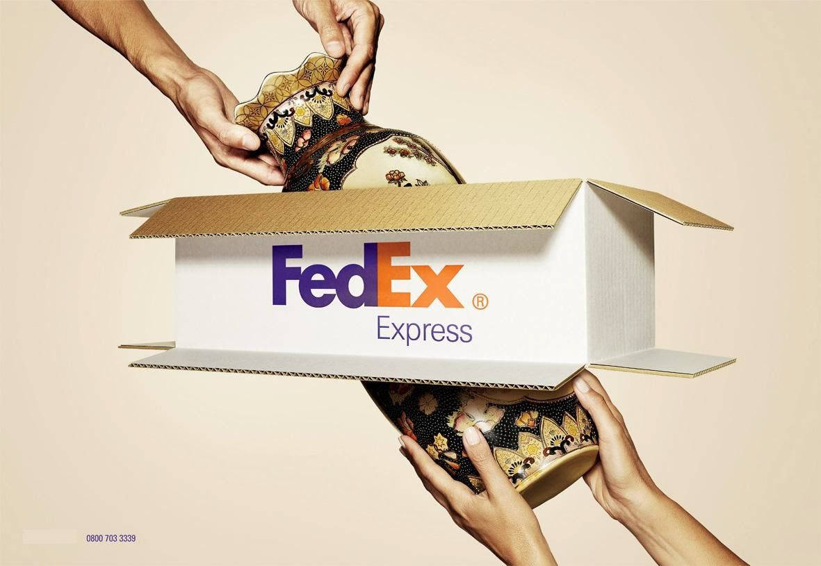 Jarróndentro De Una Caja De Rastreo De Fedex. Fondo de pantalla