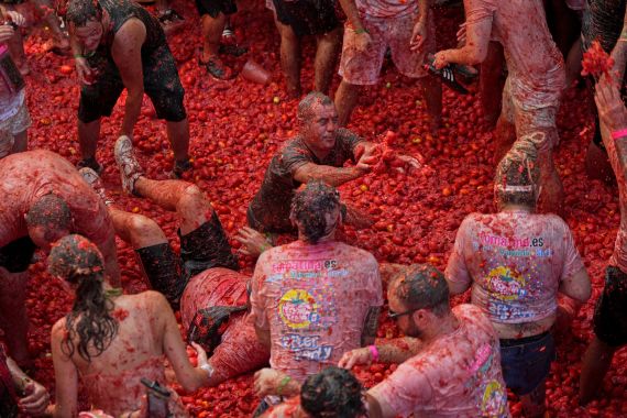 Thousands join Spain's La Tomatina festival for epic tomato battle