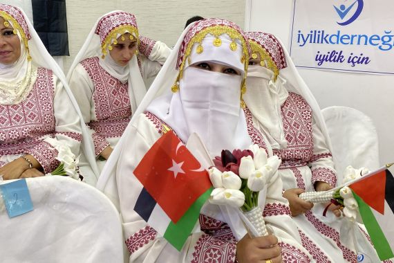 12- ارتدت العرائس أزياء تقليدية مطرزة من التراث الوطني الفلسطيني / رائد موسى / خان يونس / الجزيرة نت