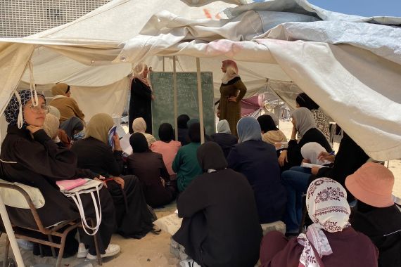 باتت الخيمة بديلا عن الفصل الدراسي في غزة حيث دمرت أغلبية المدارس وتحول القليل المتبقي منها لمراكز إيواء للنازحين / رائد موسى / خان يونس / الجزيرة نت